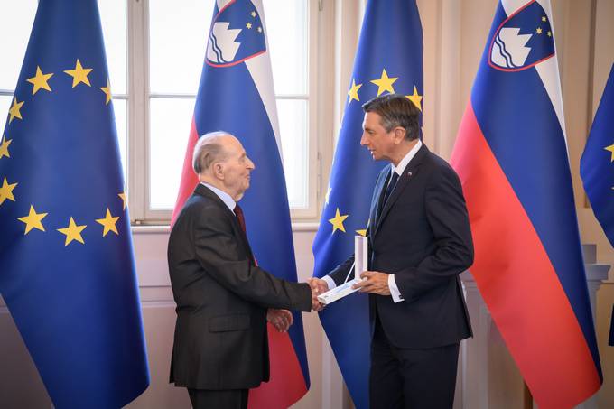 Predsednik republike na posebni slovesnosti v Predsedniški palači vročil državna odlikovanja